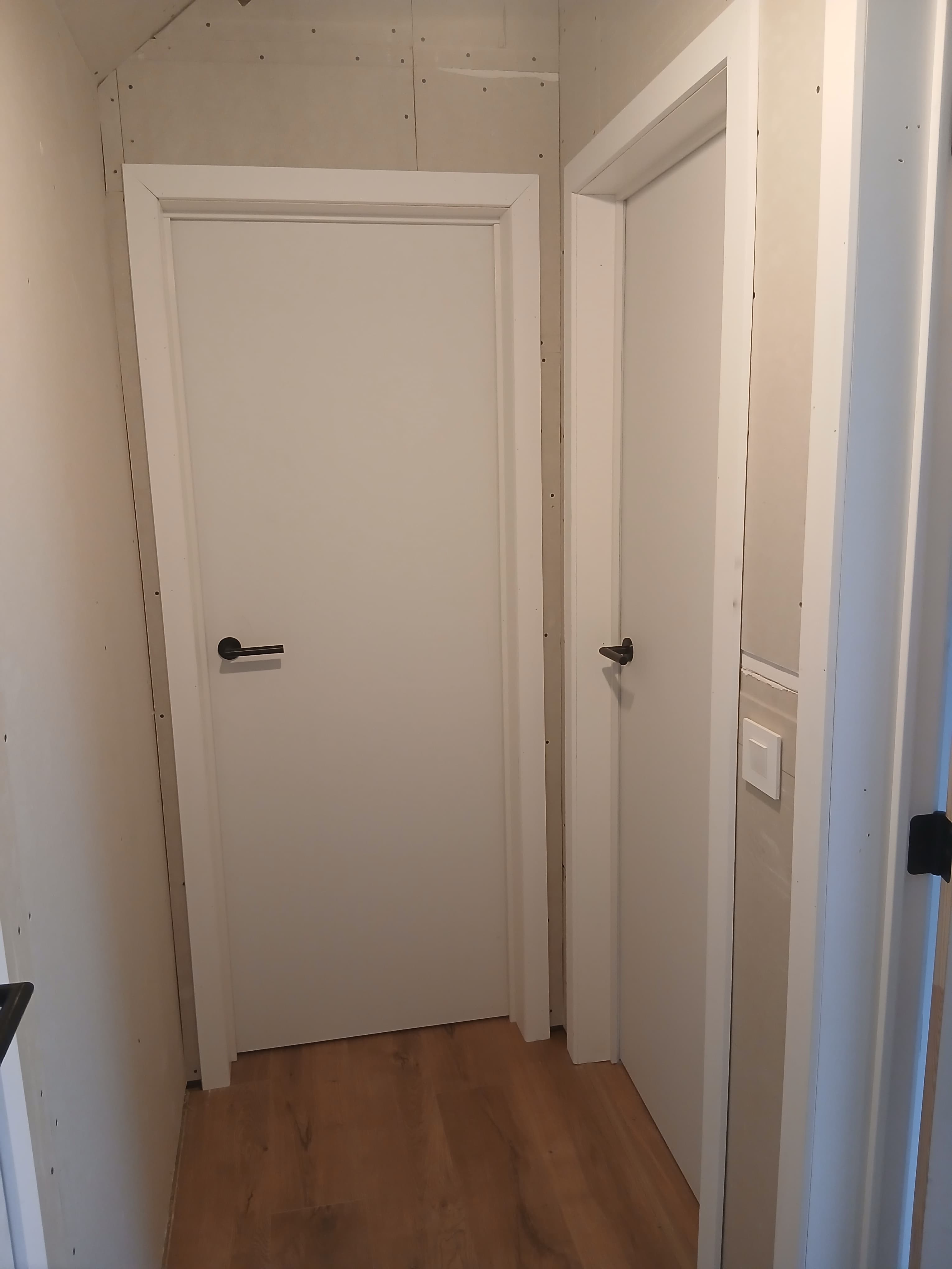 Witte binnendeur met paneelafwerking
