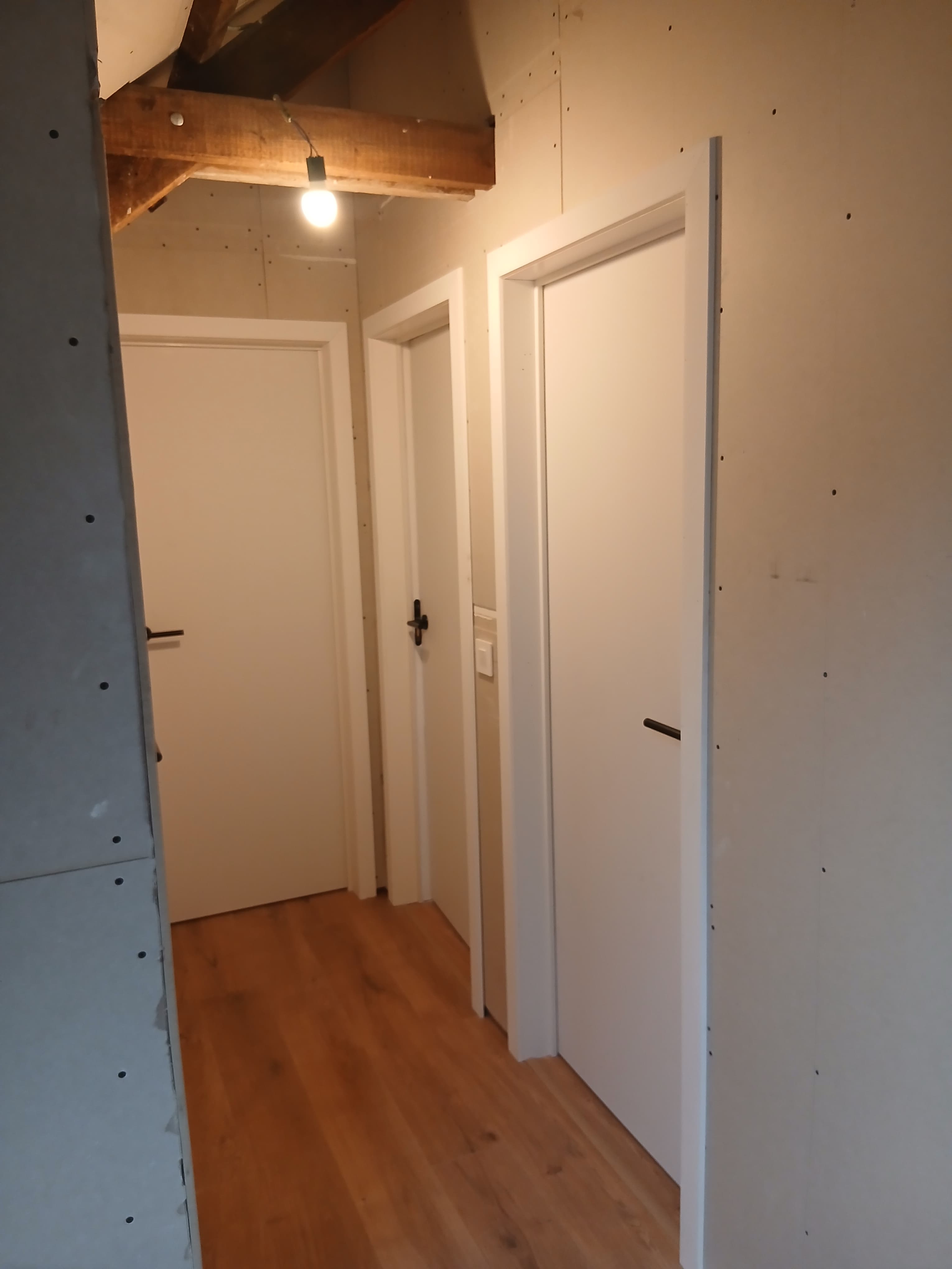 Verlaagde gipsplafonds met sierlijst