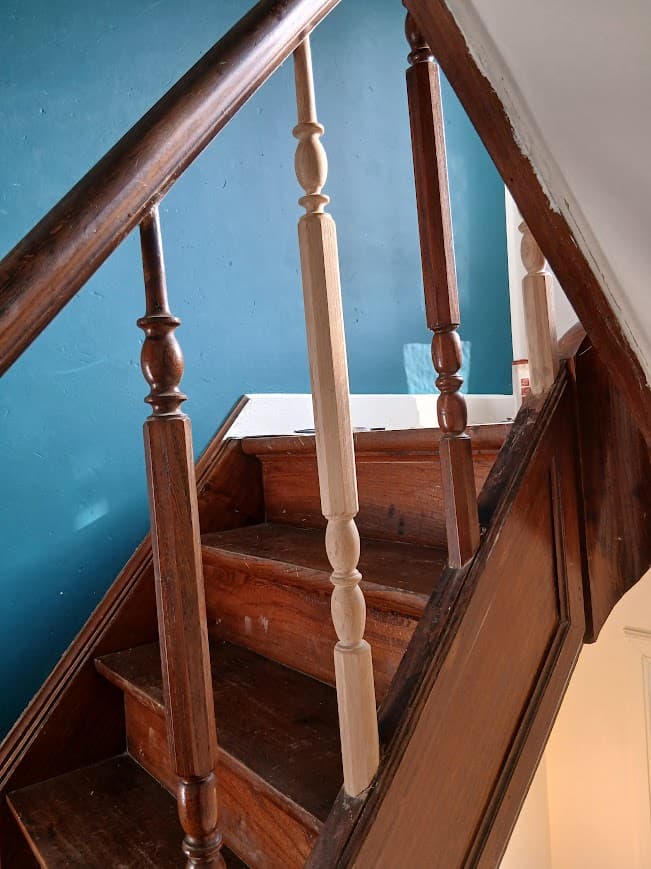 Gerestaureerde oude houten trap
