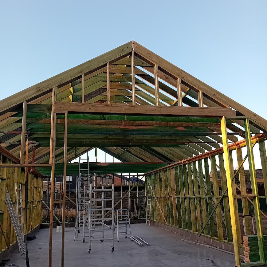 Houten dakconstructie in opbouw