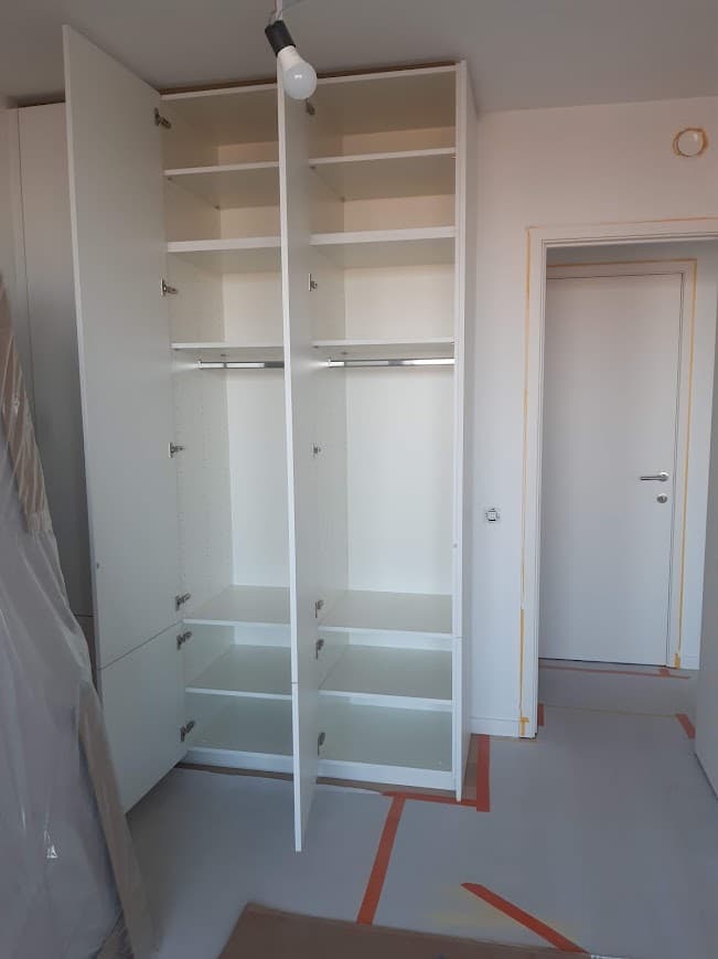 Witte ingebouwde kast op maat