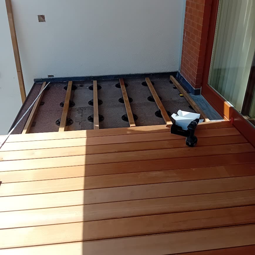 Houten terras in aanleg