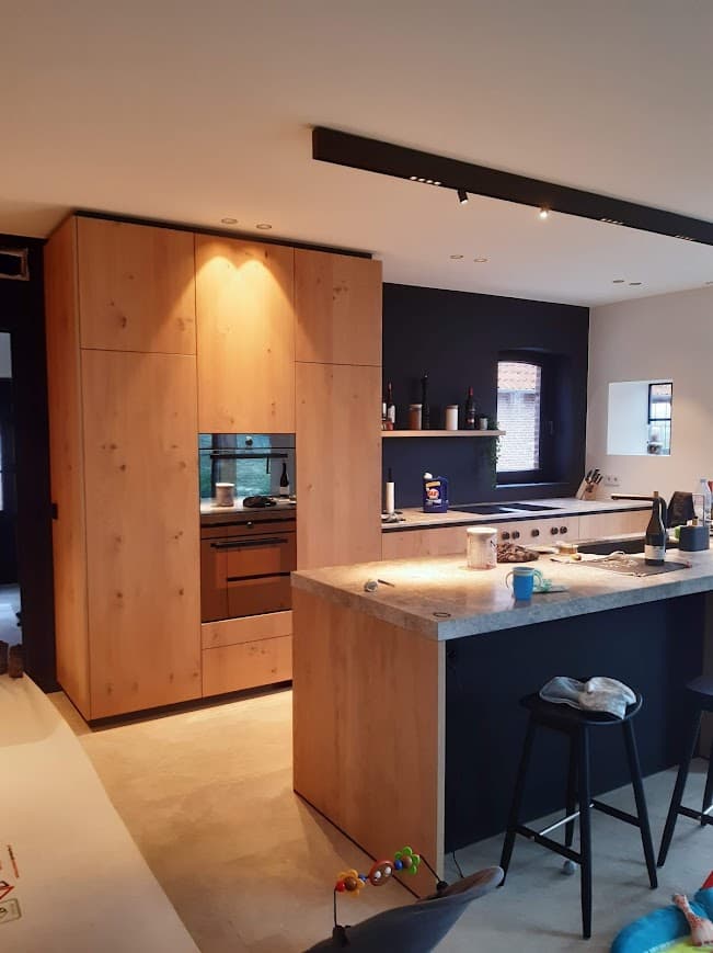 Houten keuken met natuursteen blad