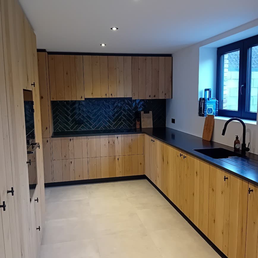 Houten keuken op maat met visgraat-spatwand