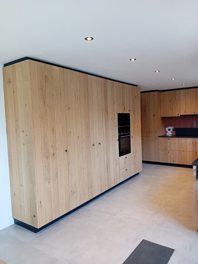Houten kastenwand met ingebouwde oven