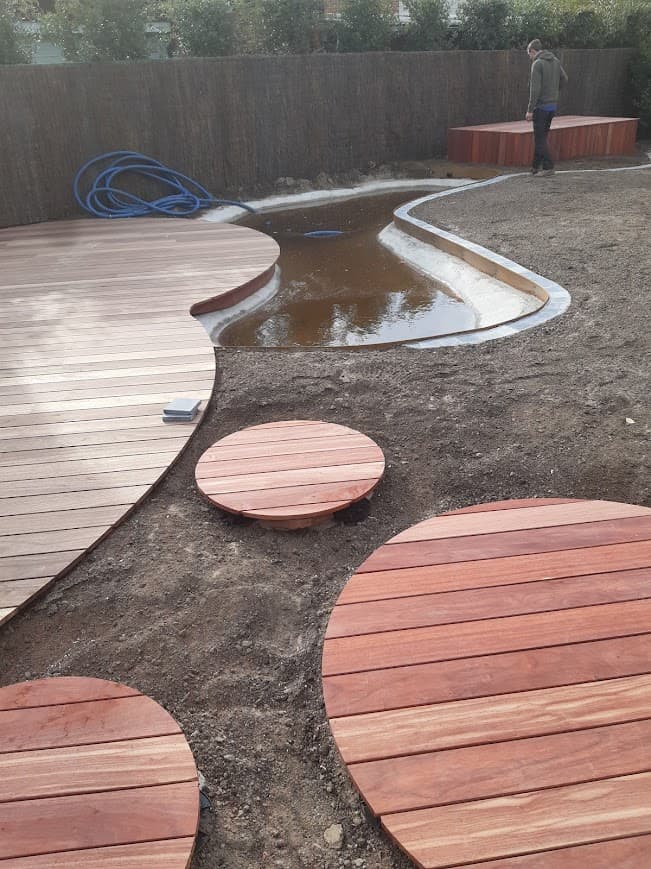 Tuinaanleg met houten terraseilanden