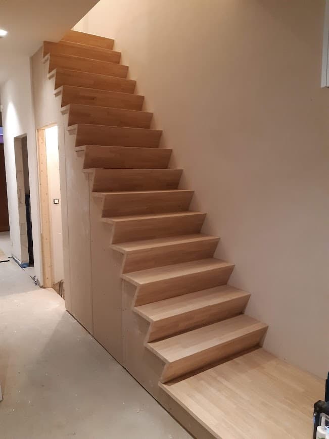 Moderne zwevende eikenhouten trap