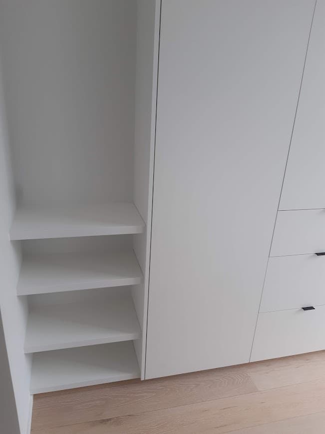 Witte ingebouwde kast met open planken