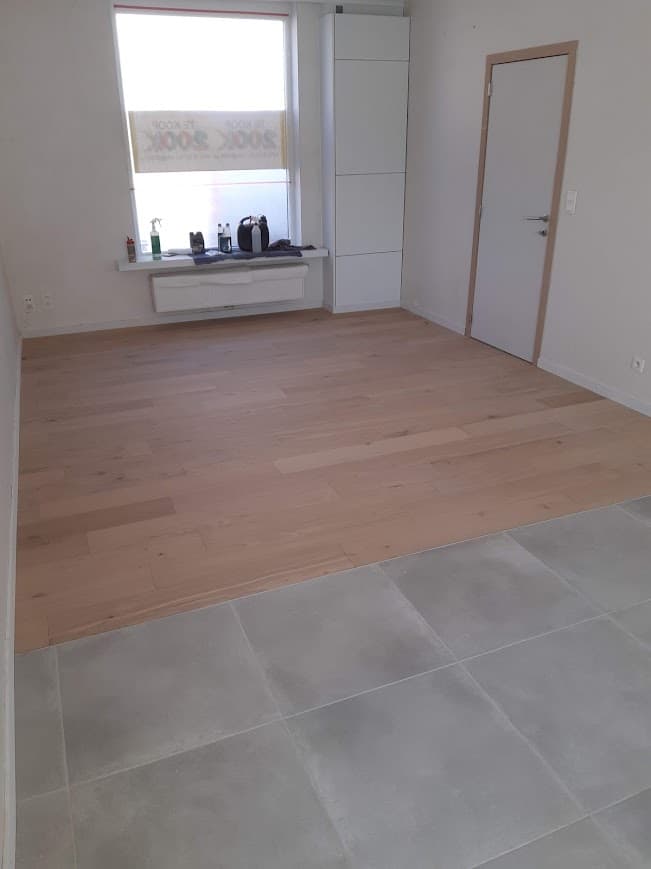 Lichte houten parketvloer in plaatsing